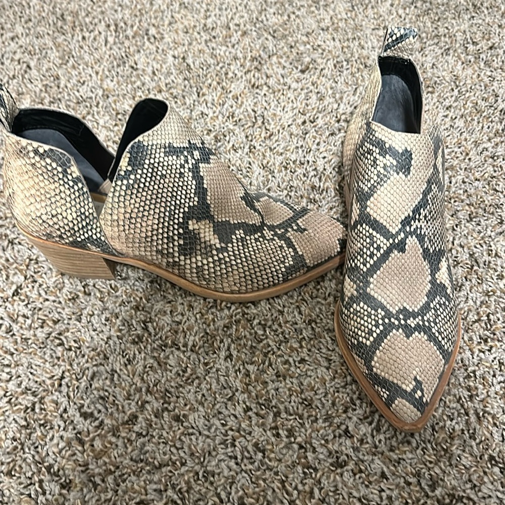 DOLCE VITA Beige Snake Bianca Pointed Toe Block Heel Slip On Leather Booties